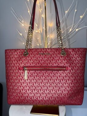 Michael Kors, GUC deep red .and cream shoulder b. 14 x 9 11 inch shoulder drive.